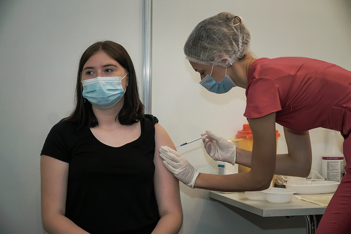 Cilvēkam veic vakcināciju