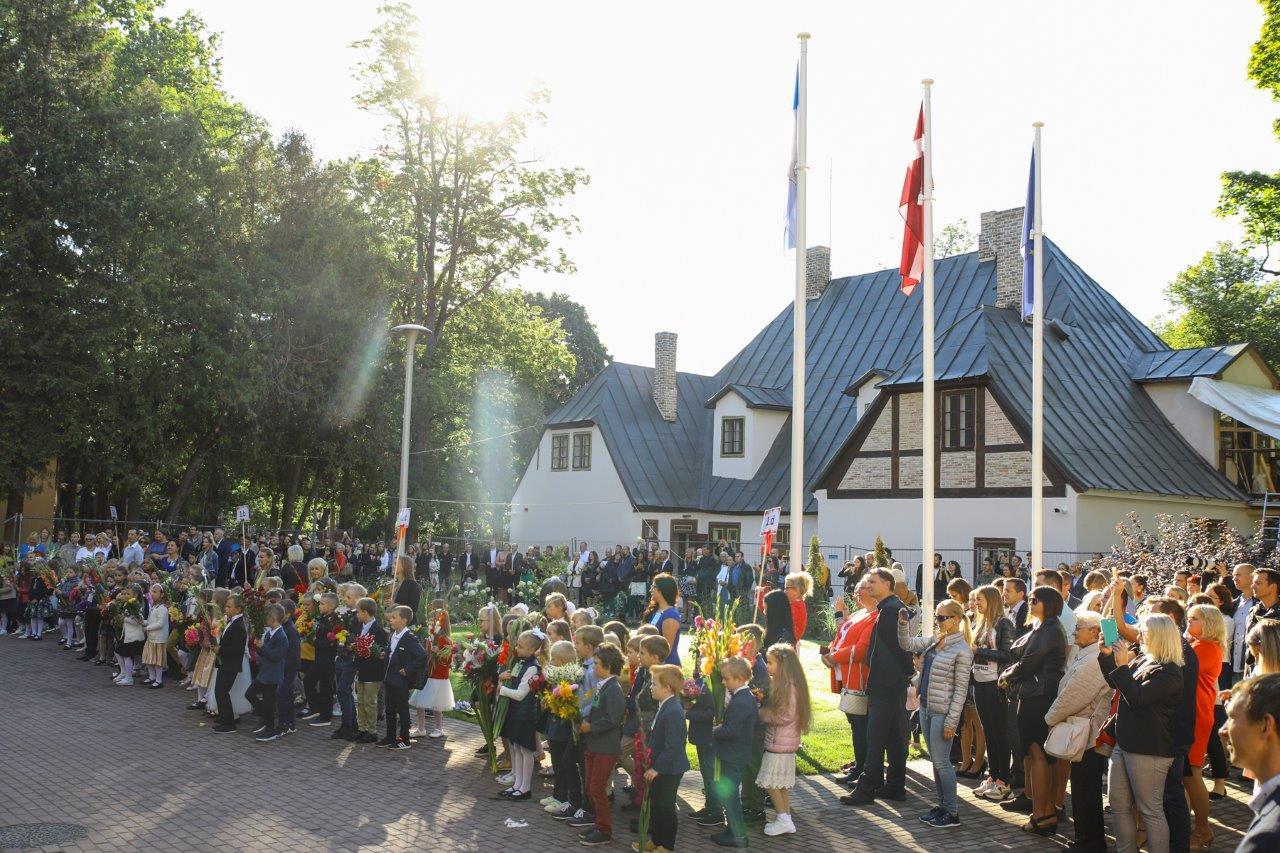 Rīgas Angļu ģimnāzijā (Zvārdes ielā 1)