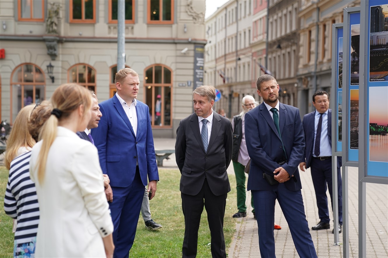 Rīgas domes priekšsēdētāja vietnieks Edvards Smiltēns un pilnvarotais Kazahstānas Republikas vēstnieks Latvijā Timurs Primbetovs Līvu laukumā atklāj fotoizstādi par Kazahstānas galvaspilsētu Nursultanu