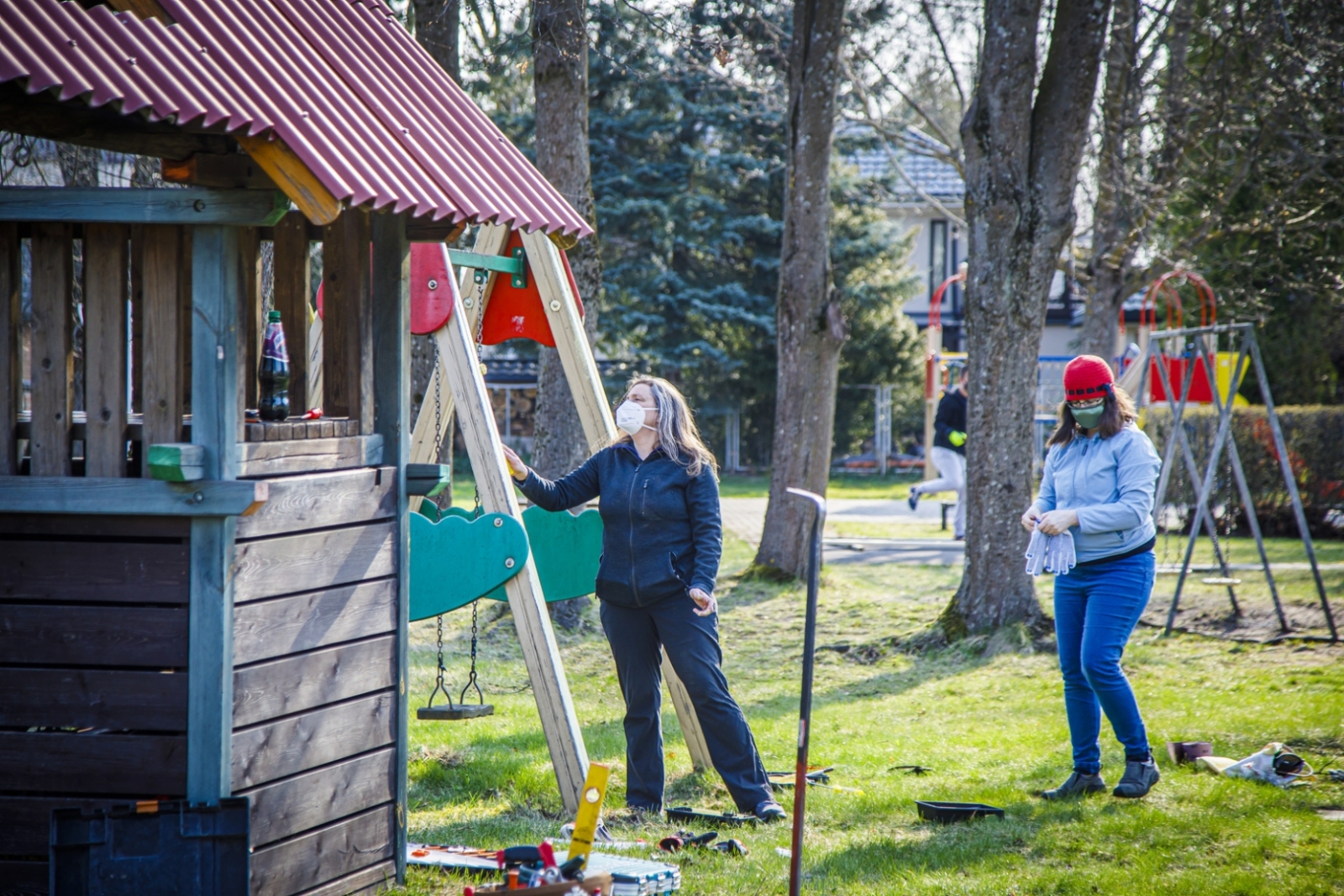 Atjauno bērnu rotaļu laukumu