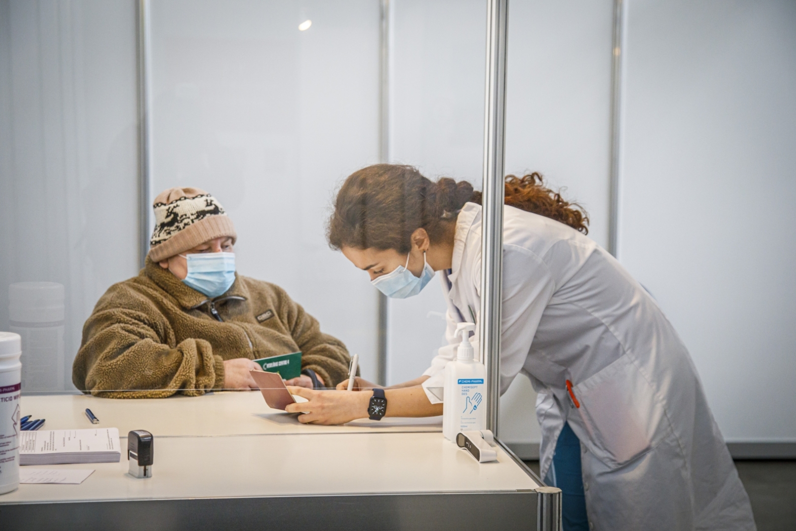 Cilvēks reģistrējas, lai saņemtu vakcīnu 