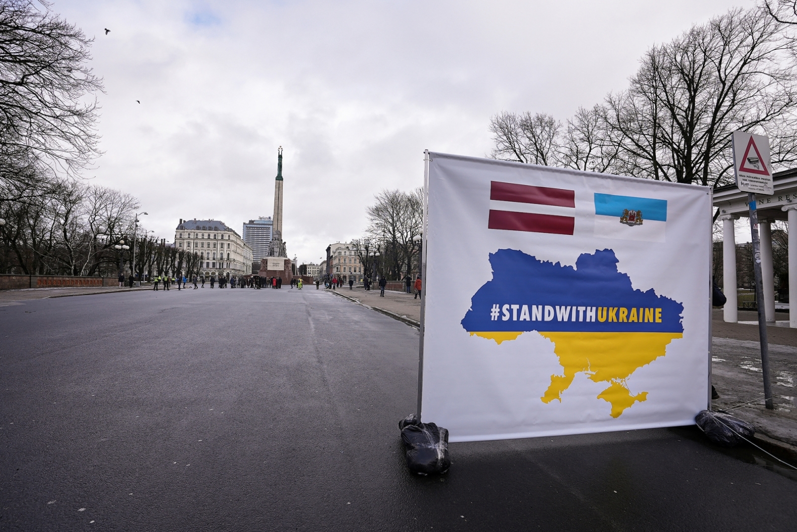 Plakāts ar Ukrainas karti pie pieminekļa