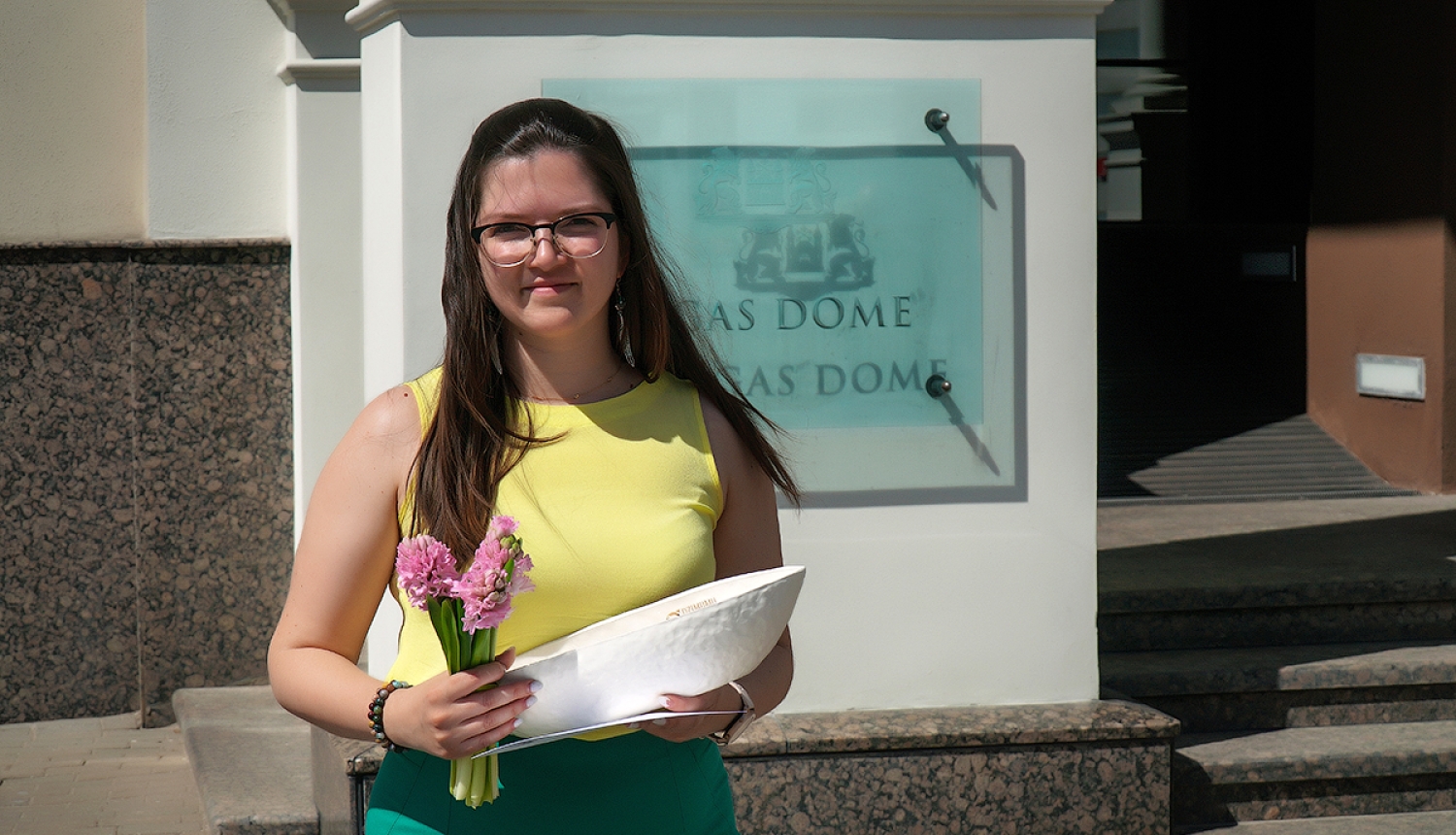 Antoņina Ņenaševa saņem balvu