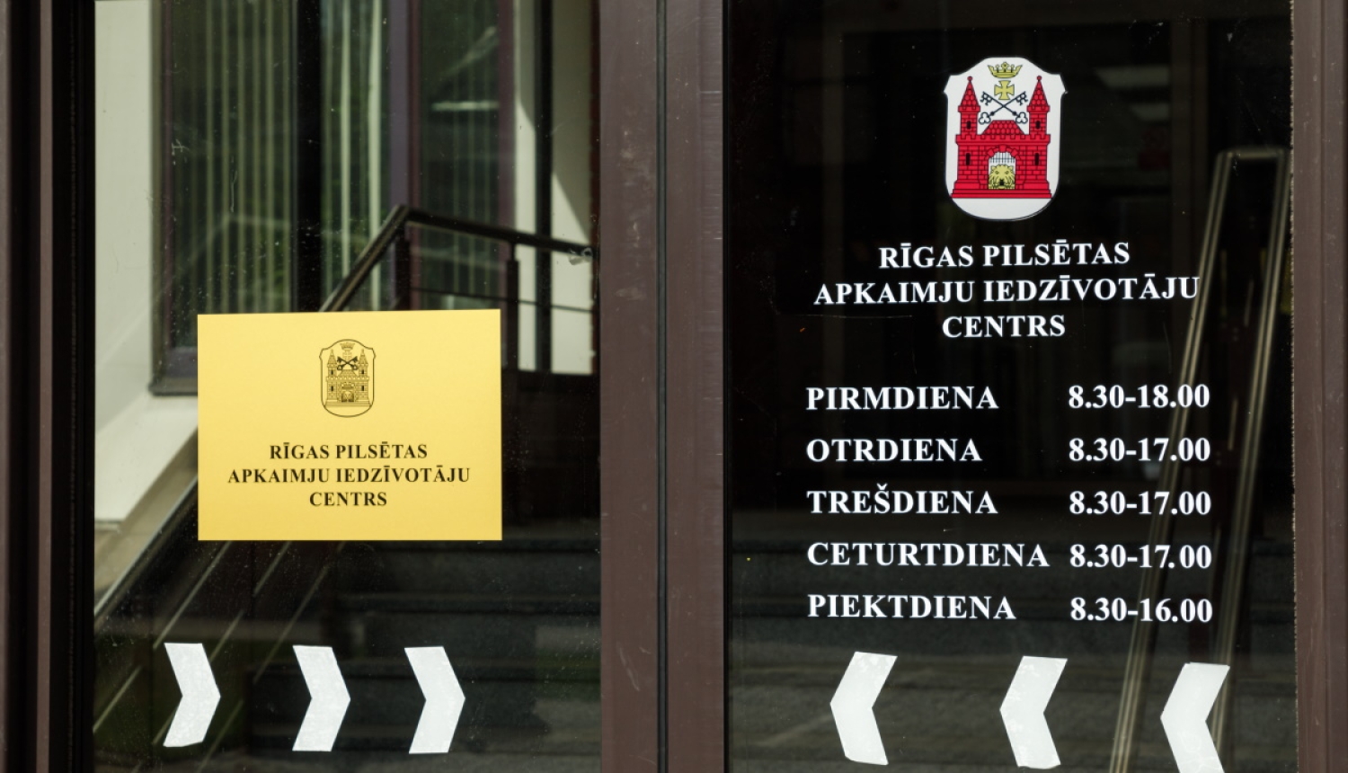 Uzrakts uz durvīm Rīgas pilsētas Apkaimju iedzīvotāju centrs