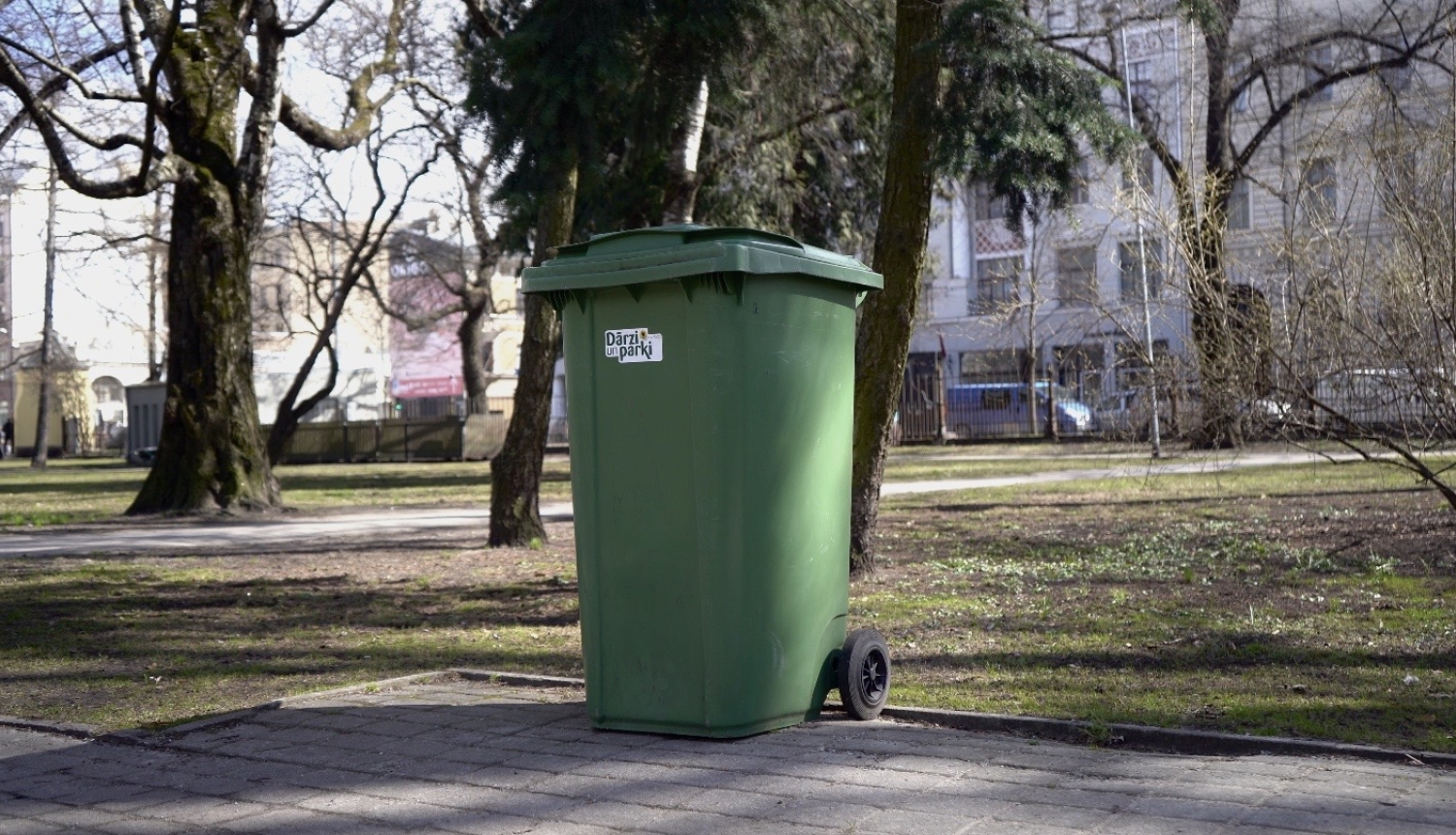 Atkritumu konteiners parkā