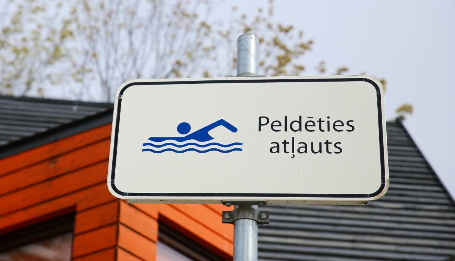 Uzraksts "Peldēties atļauts"