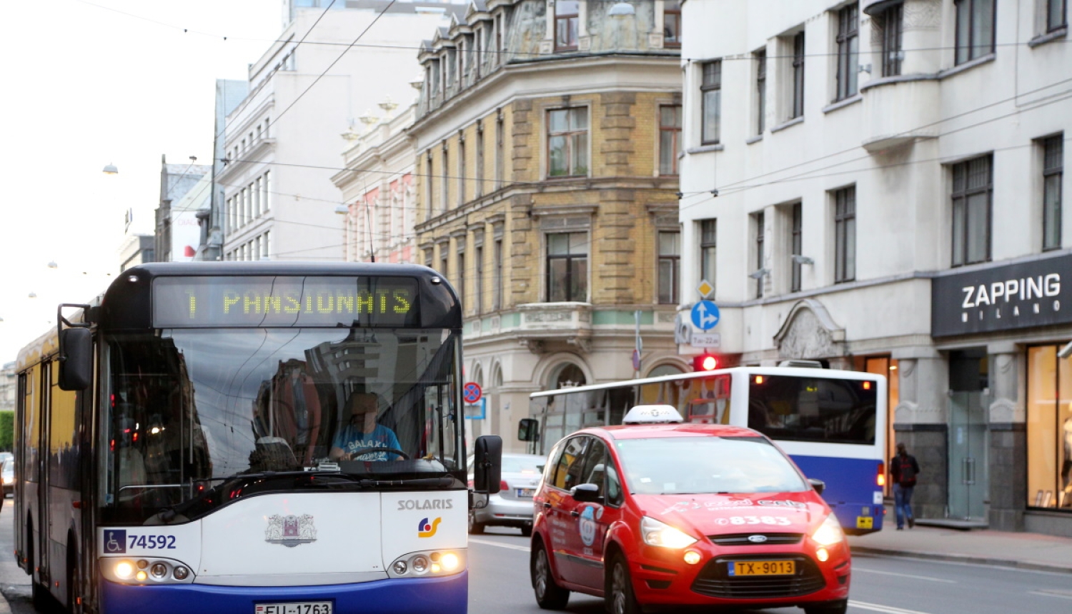 Autobuss brauc pa ielu