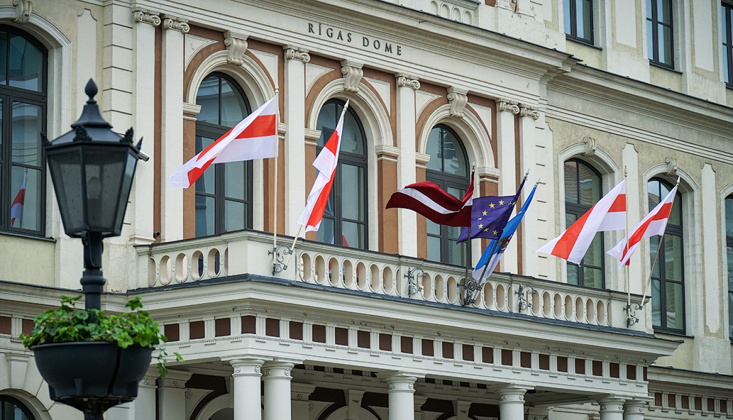 Baltkrievijas vēsturiskais karogs pie Rātsnama