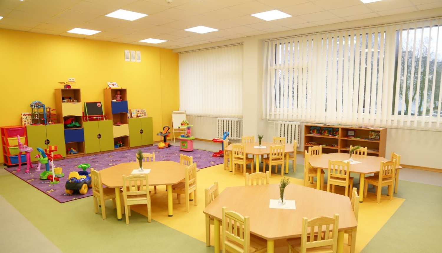 Bērnudārza grupiņa ar galdiem un krēsliem