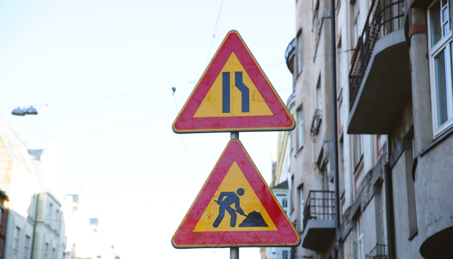 Ceļa zīme ielas remonts