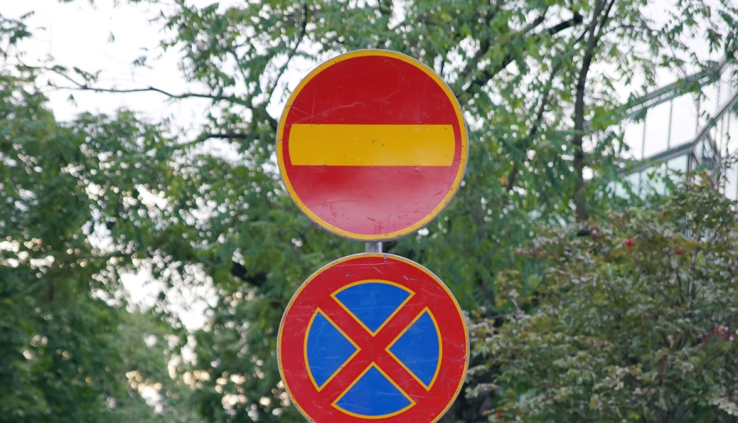 ceļa zīme braukt aizliegts