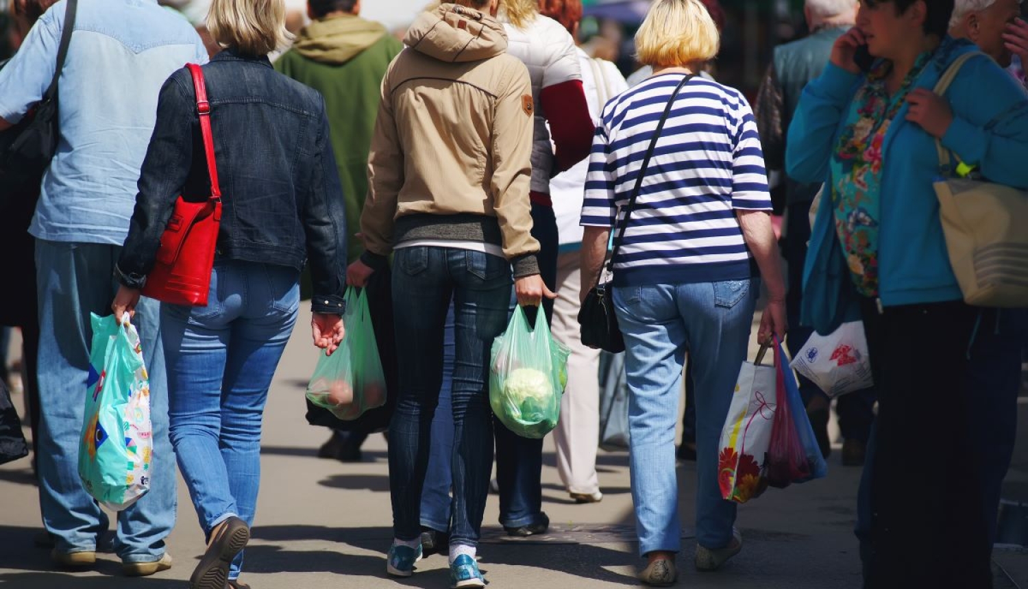 Cilvēki ar iepirkumu maisiņiem