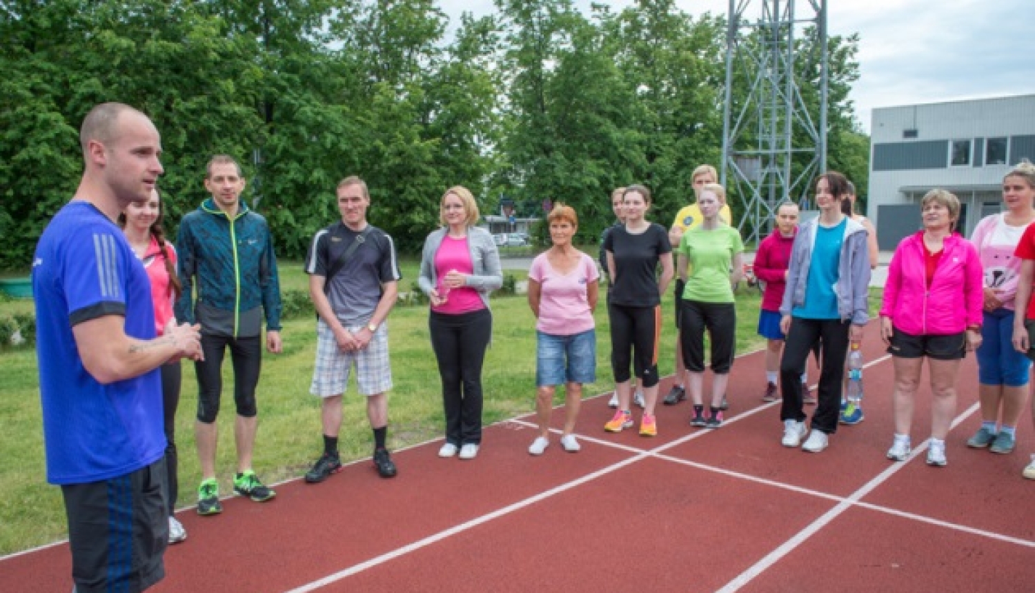 Cilvēki gatavojas sportot