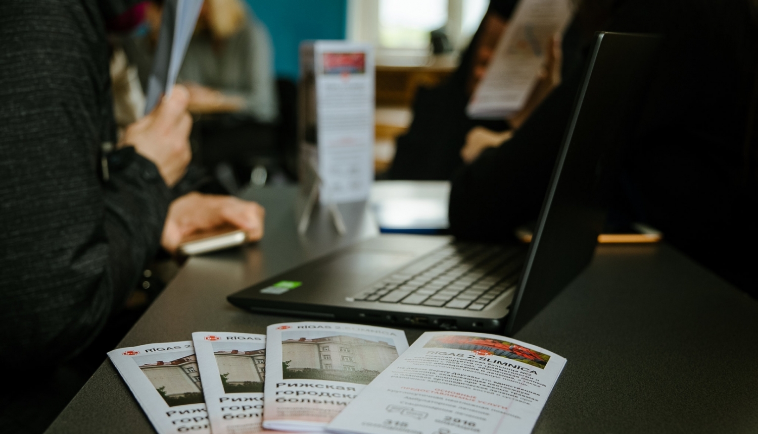 Dators un bukleti uz galda