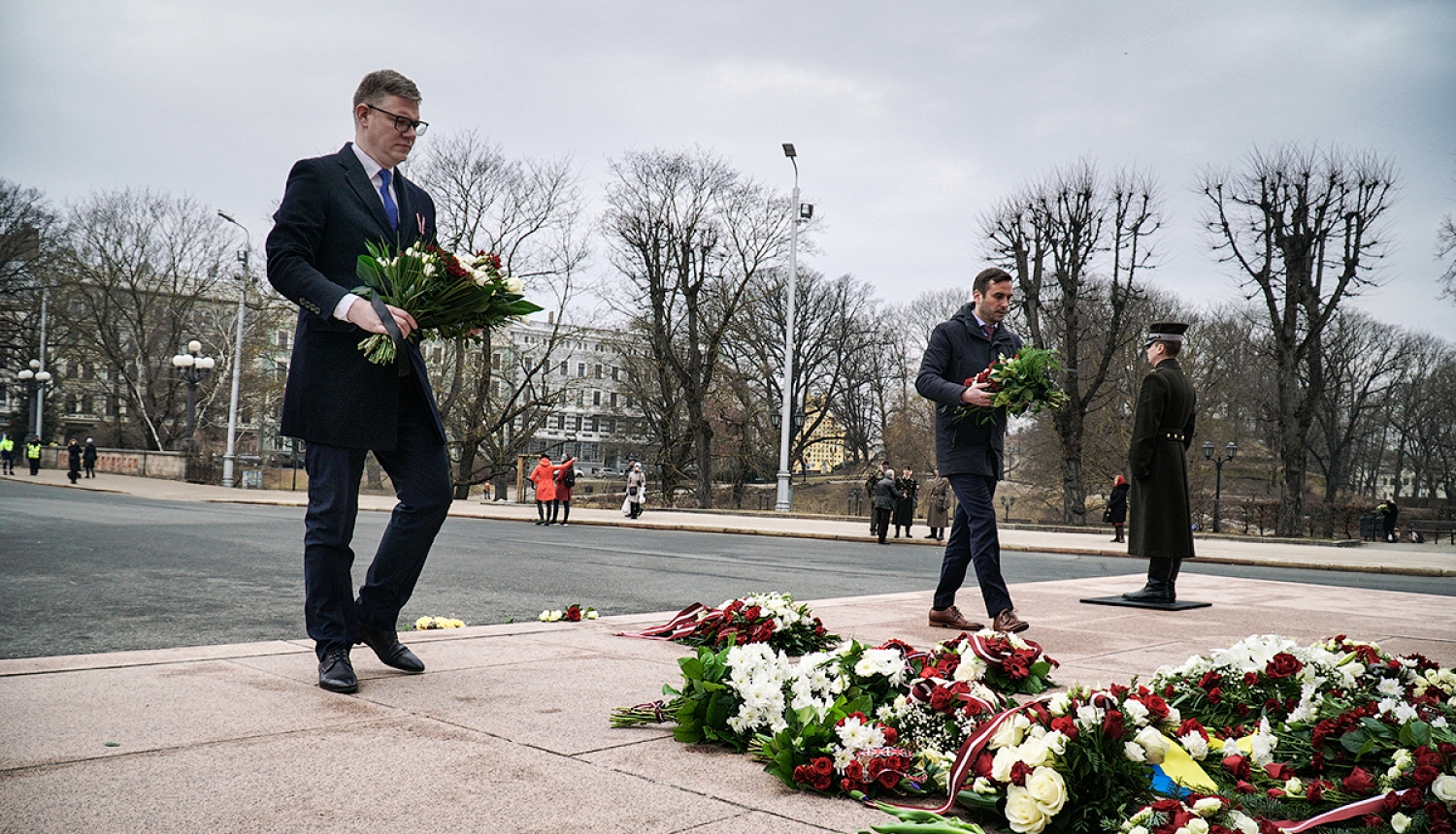 Rīgas domes priekšsēdētājs Mārtiņš Staķis un vicemērs Vilnis Ķirsis noliek ziedus pie Šķirotavas stacijas un Brīvības pieminekļa