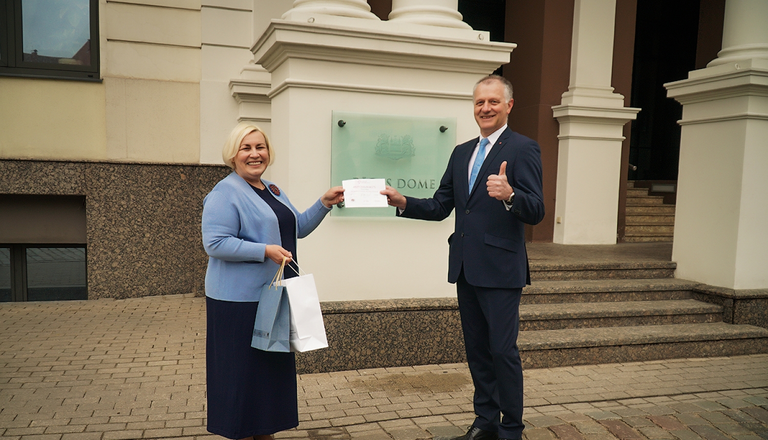 Balvu un atzinības rakstu O. Pulkam pie Rātsnama pasniedza Latvijas Sieviešu nevalstisko organizāciju sadarbības tīkla vadītāja Ineta Ielīte, ievērojot epidemioloģiskās drošības prasības.