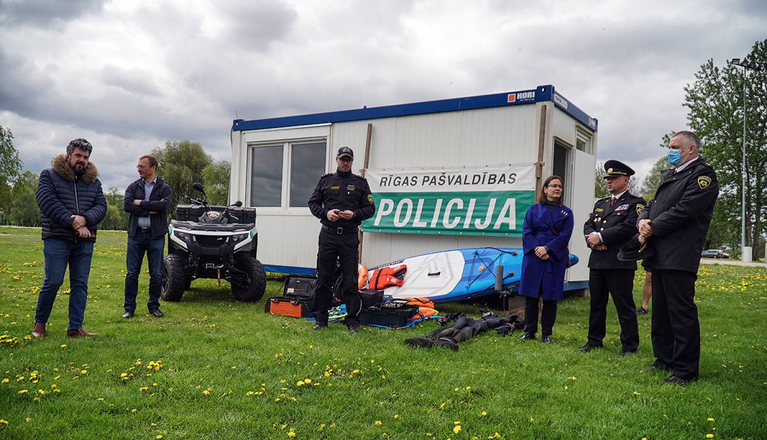 Rīgas domes priekšsēdētāja vietniece Linda Ozola un pašvaldības policijas darbinieki