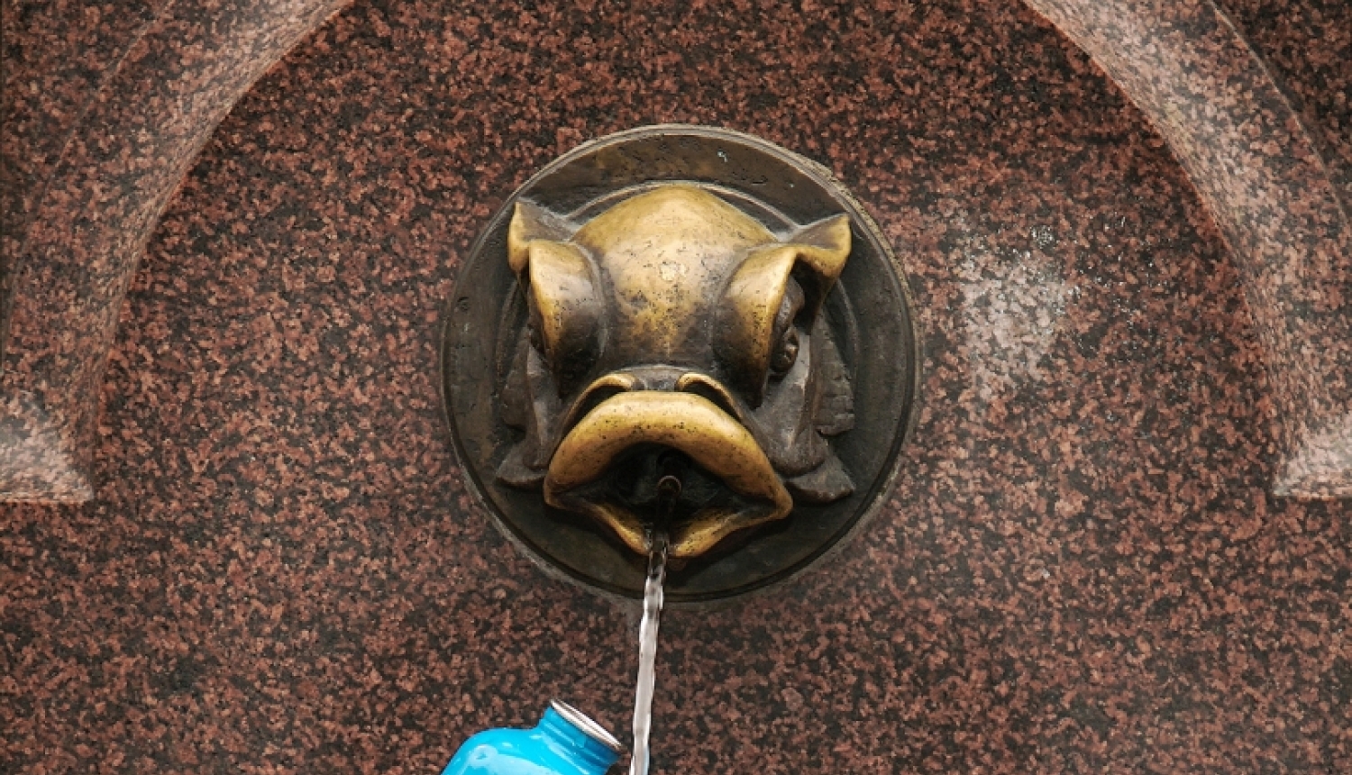 Brīvkrāns un ūdens pudeles