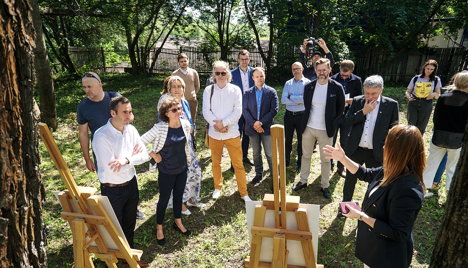 Cilvēki darba sanāksmē