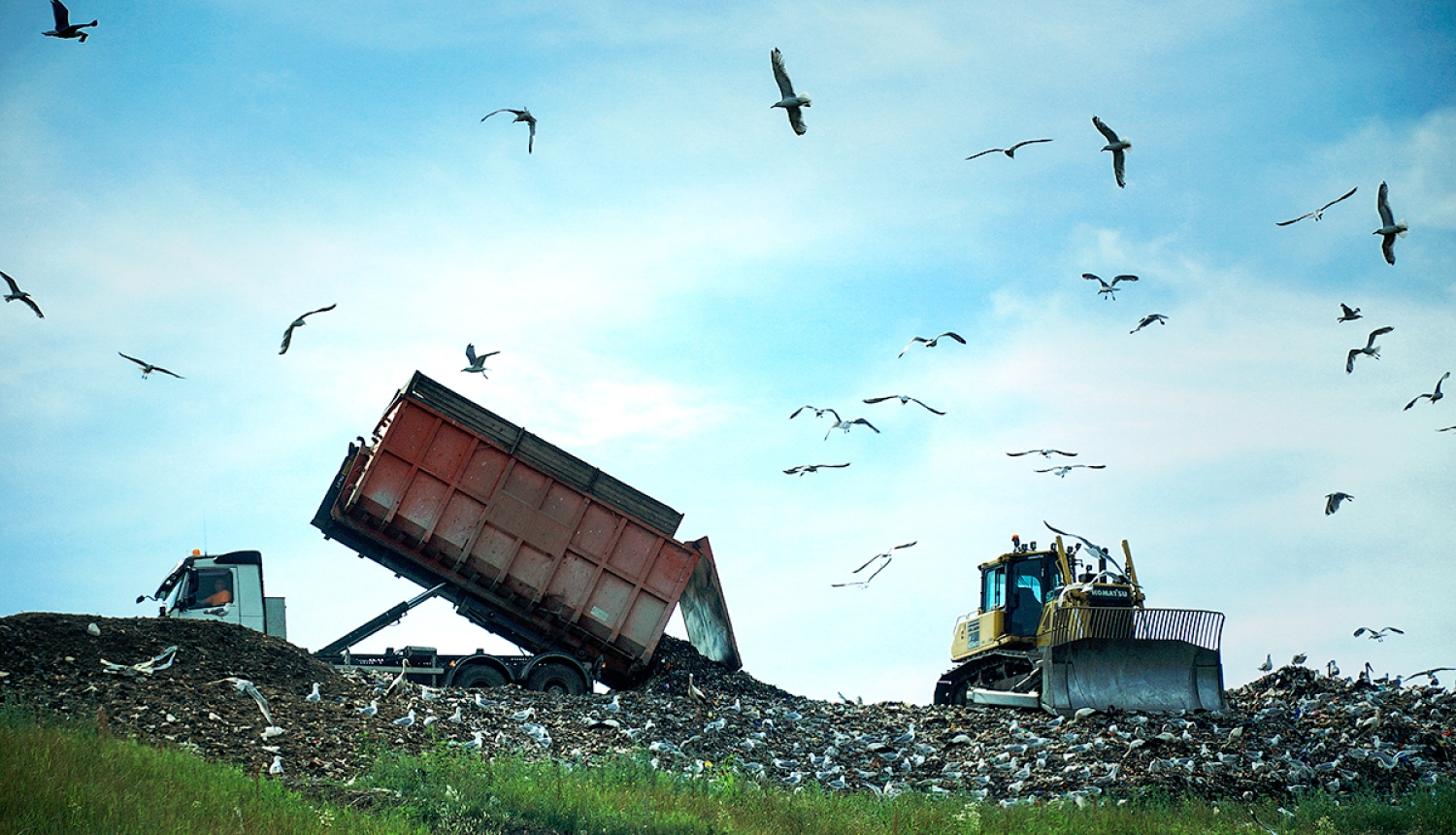 Atkritumu poligons un traktors