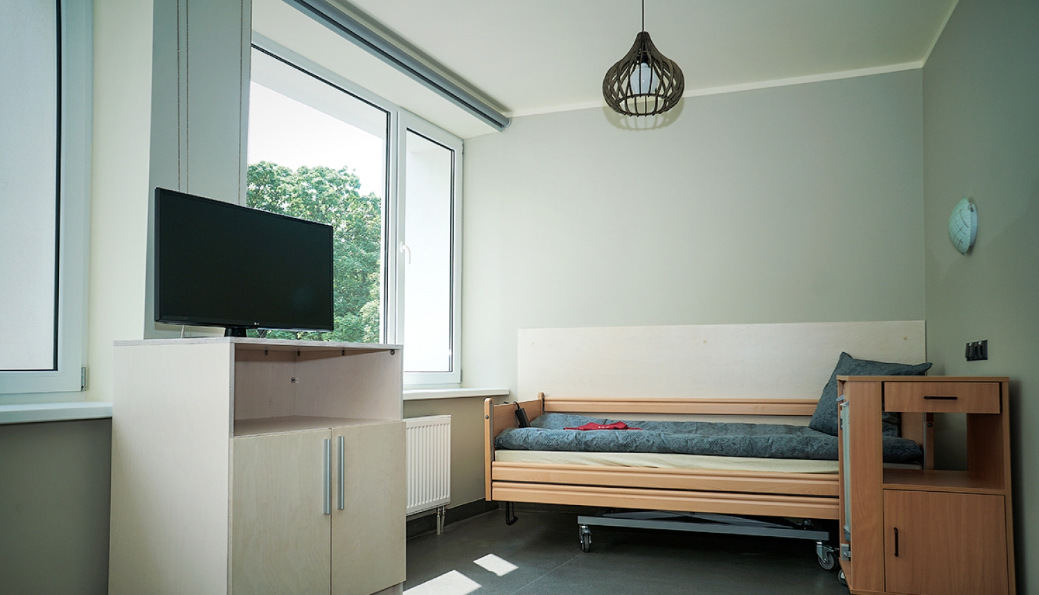 Telpa ar gultu un skapīti