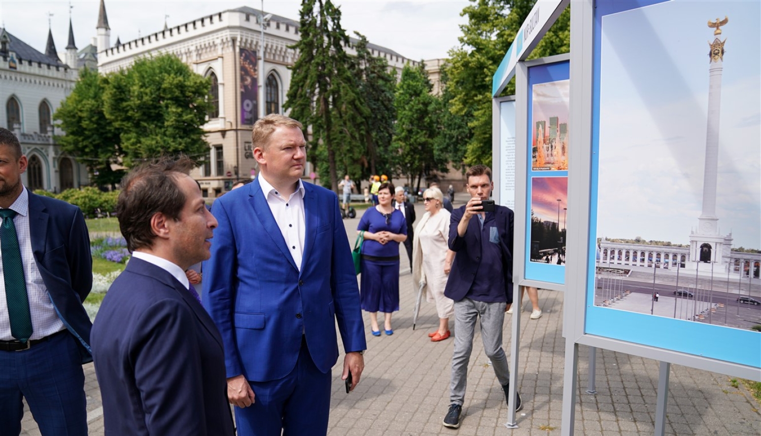 Rīgas domes priekšsēdētāja vietnieks Edvards Smiltēns un pilnvarotais Kazahstānas Republikas vēstnieks Latvijā Timurs Primbetovs Līvu laukumā atklāj fotoizstādi par Kazahstānas galvaspilsētu Nursultanu