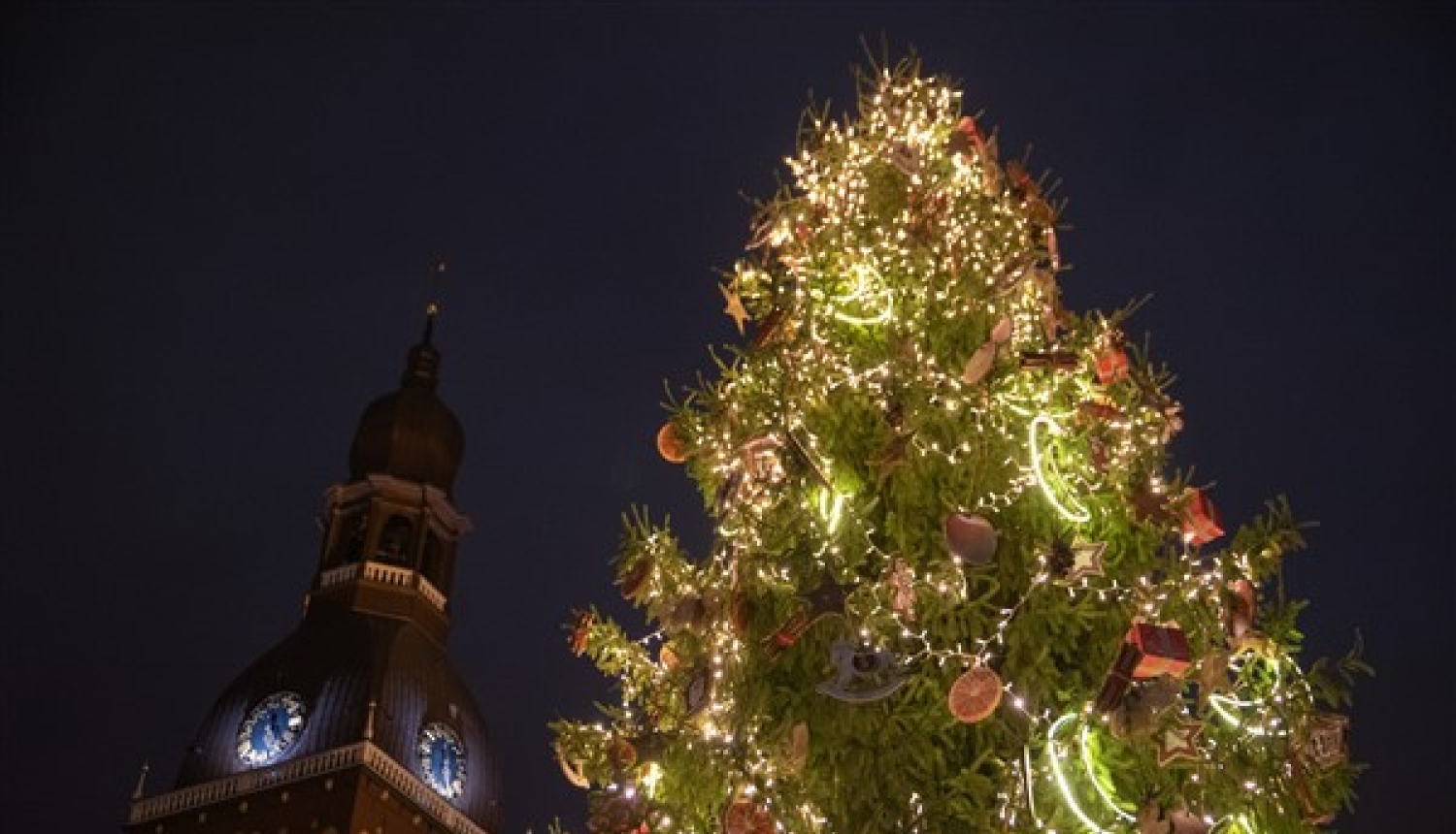 Ziemassvētku egle Doma laukumā