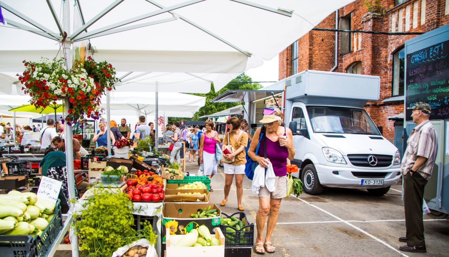Tirgo dārzeņus un augļus