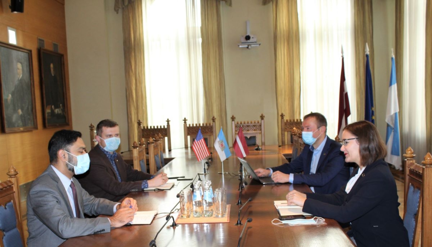 ASV vēstniecība Latvijā dalās pieredzē ar Rīgas domi korupcijas novēršanas jautājumos