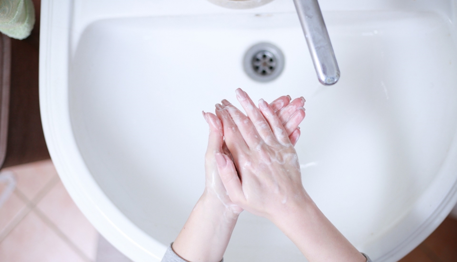 Izlietnē mazgā rokas