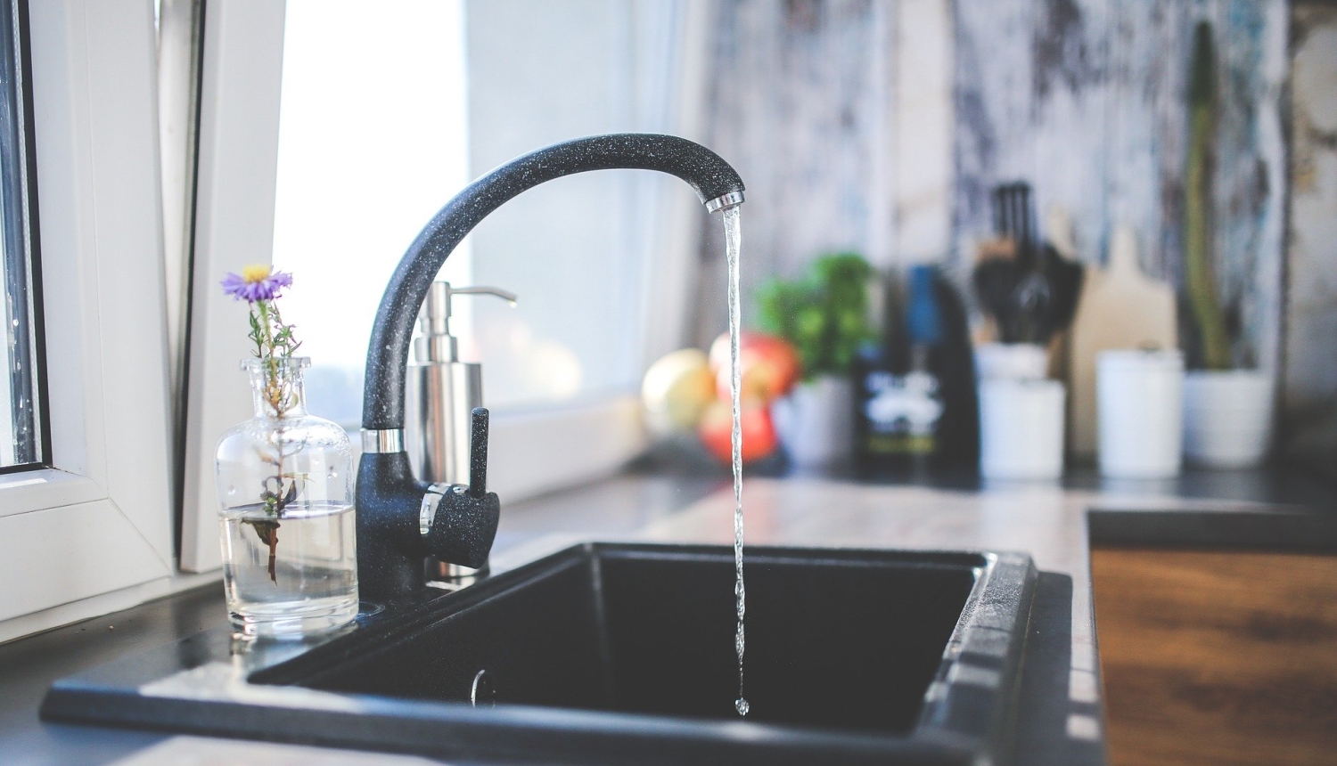 Izlietne ar tekošu ūdeni no krāna