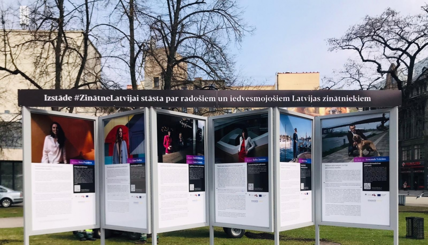 Izstādes stendi Līvu laukumā