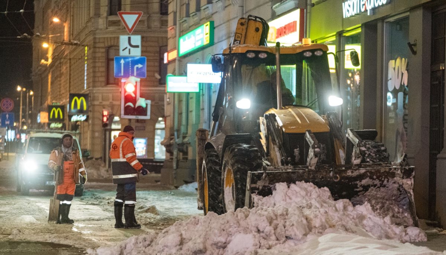 Traktors šķūrē sniegu