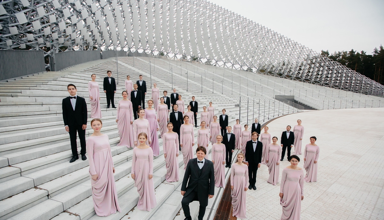 Jauniešu koris Kamēr..uz Lielās atjaunojamās estrādes kāpnēm