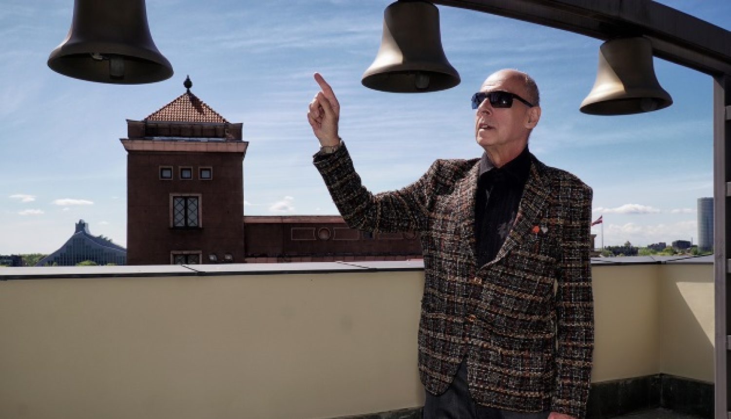 Komponists Mārtiņš Brauns pie Rātsnama zvaniem