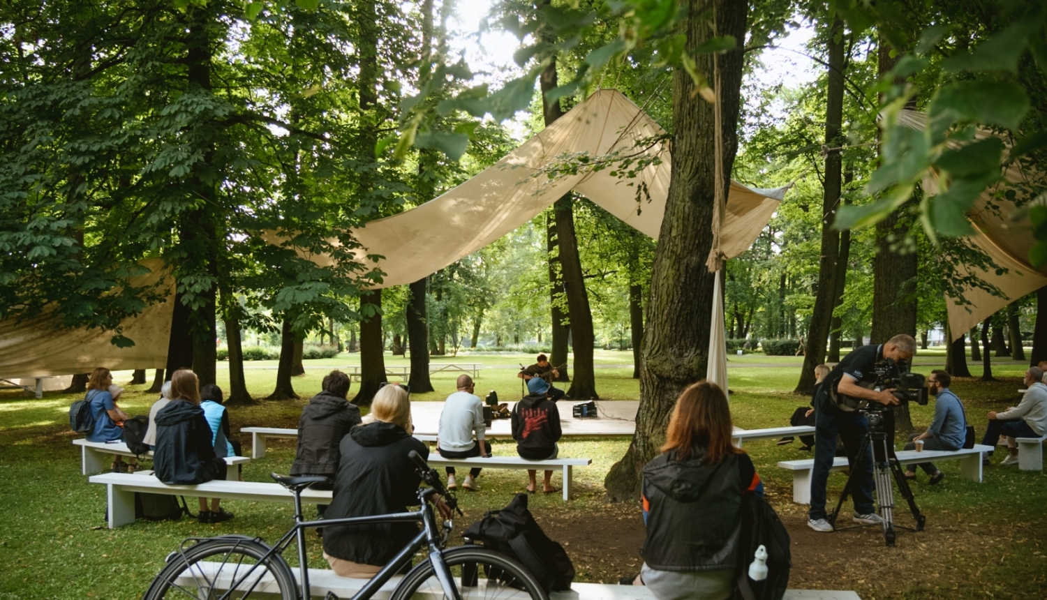 Cilvēki klausās koncertu