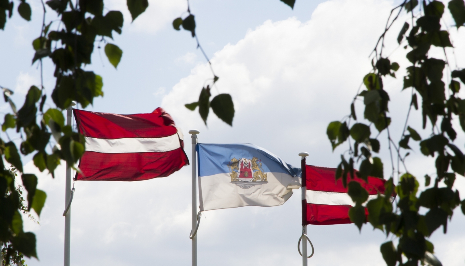 Rīgas karogs starp diviem latvijas valsts karogiem