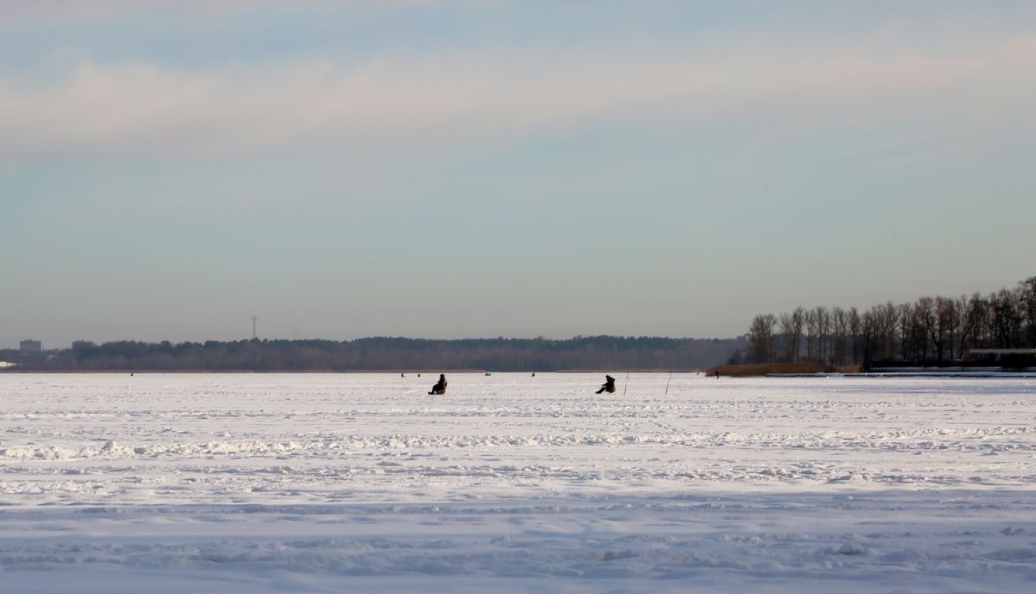 Makšķernieki uz ledus