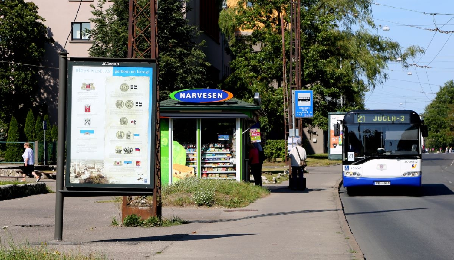 Autobuss apstājies pieturā