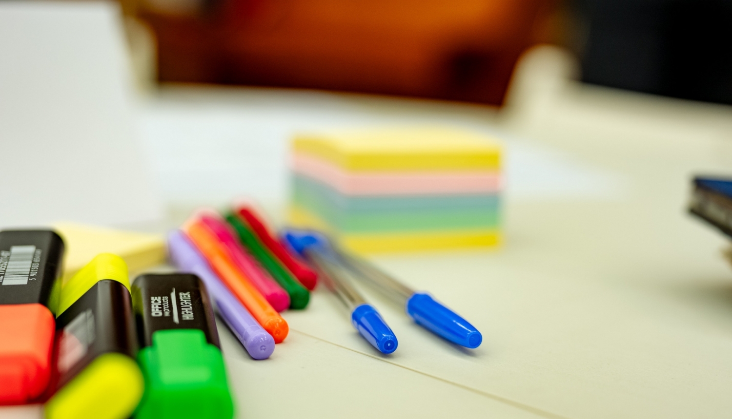 Rakstāmlietas un papīra lapiņas