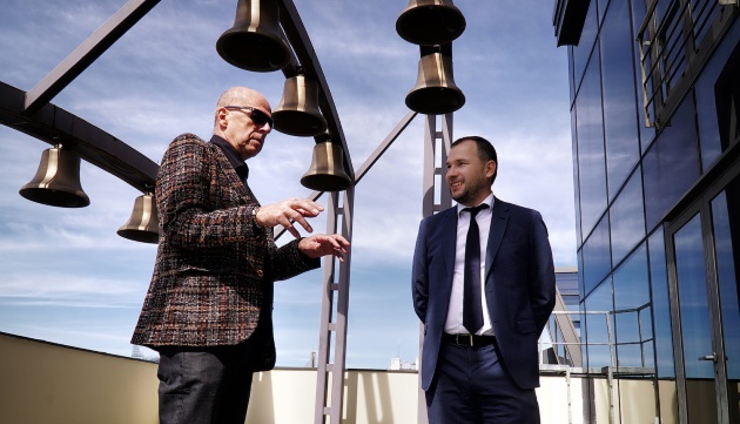 M.Brauns un E.Balševics pie Rātsnama zvaniem