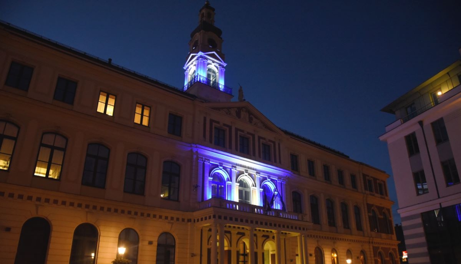 Rātsnams Ukrainas karoga krāsās