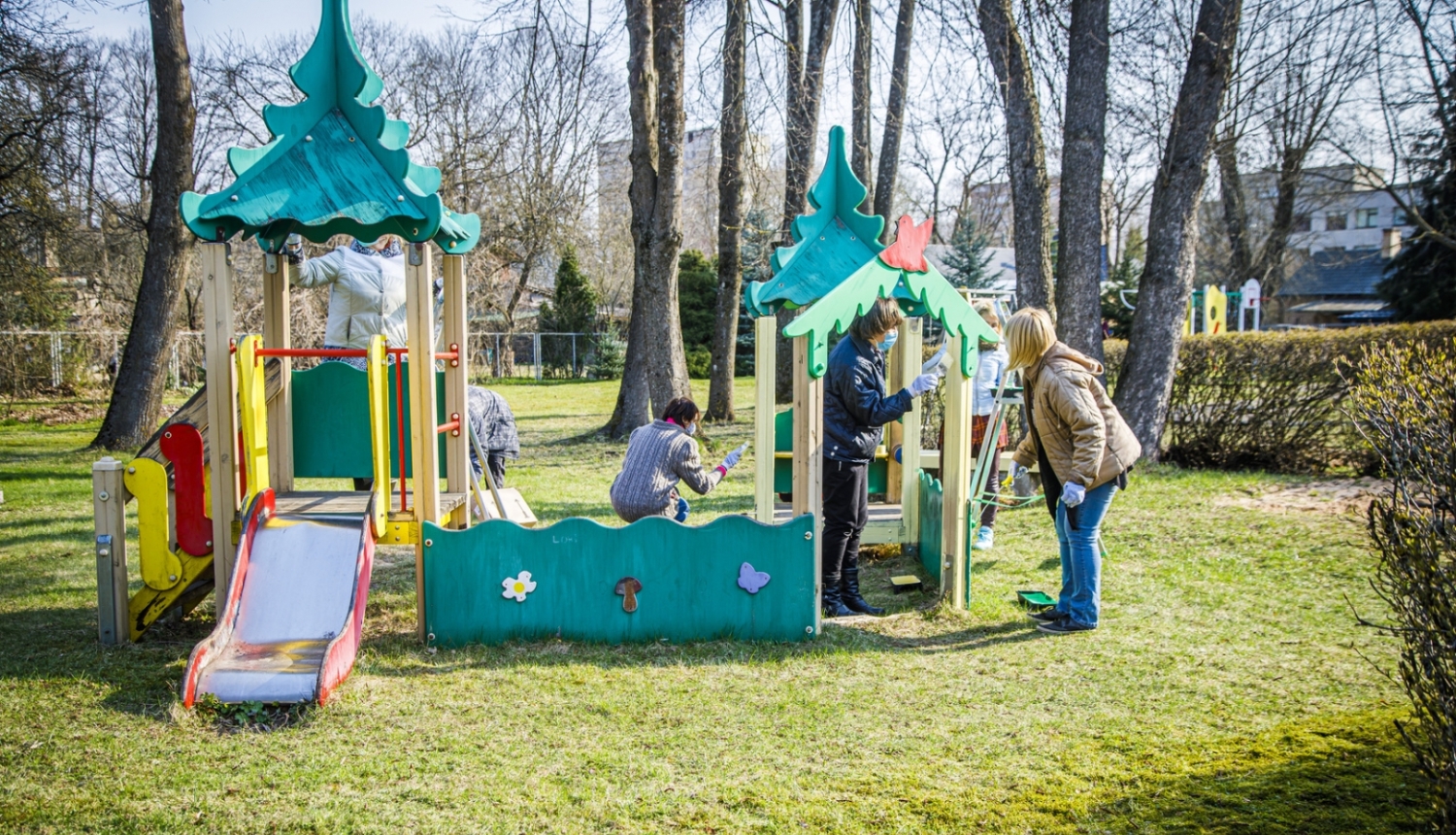 Atjauno rotaļu laukumu