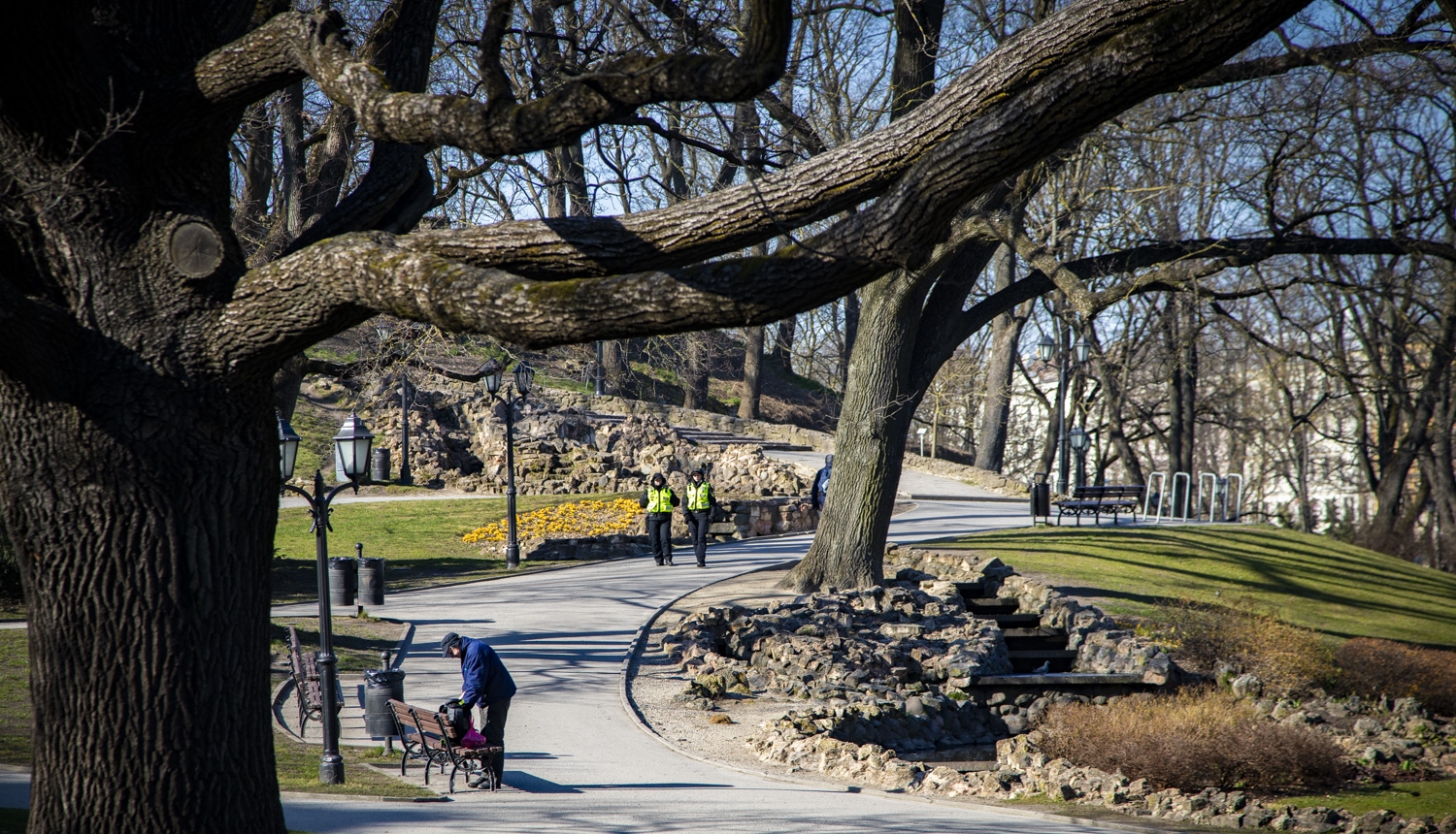 Bastejkalns un pastaigājas cilvēki