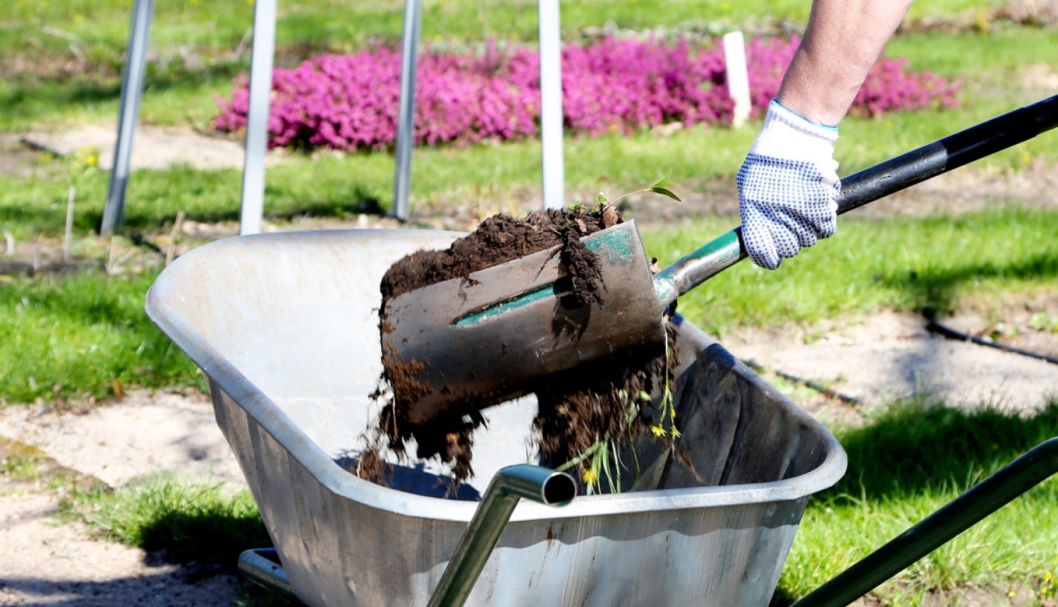 Ķerrā ar lāpstu ber zemi