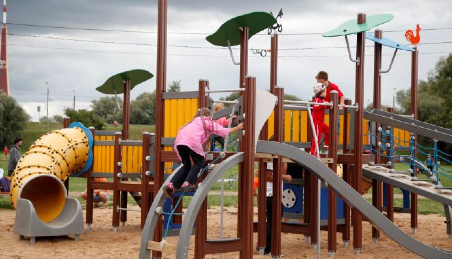 Bērni rotaļu laukumā