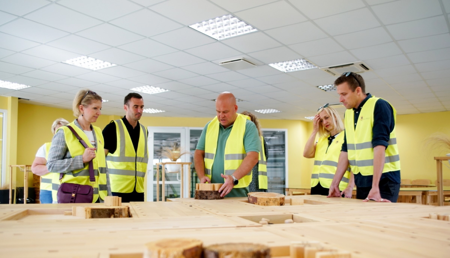 Cilvēki apskata dažādus koka ripuļus