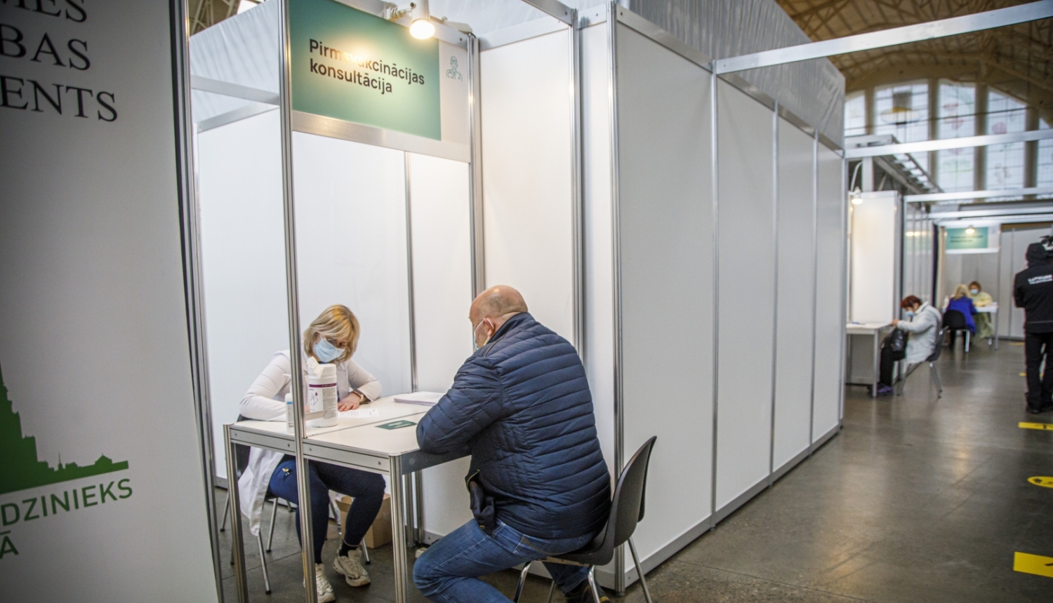 Cilvēks reģistrējas, lai saņemtu vakcīnu 