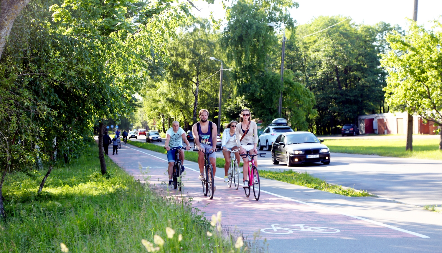 Cilvēki brauc ar velosipēdiem