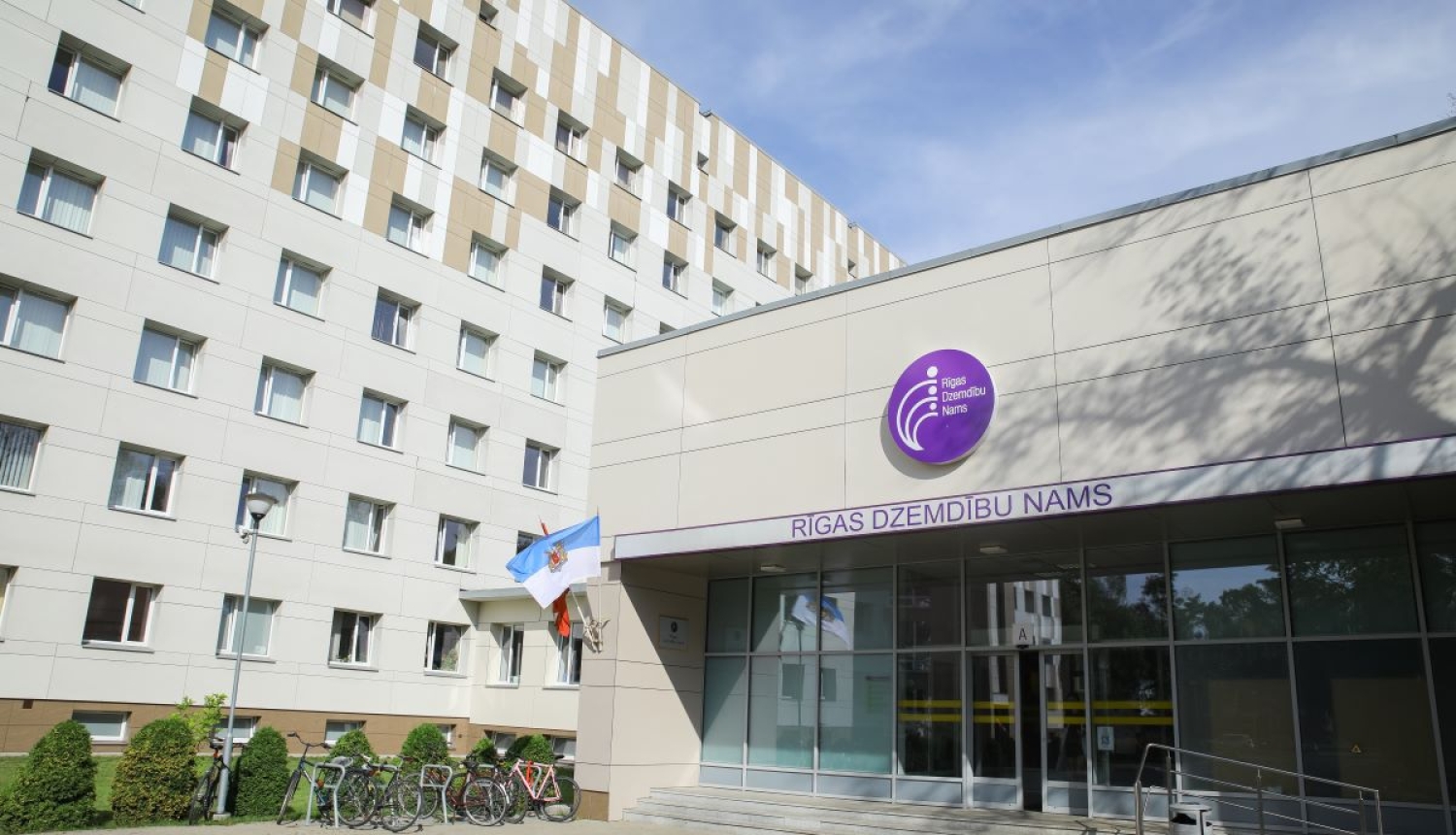 Rīgas dzemdību nams ieeja